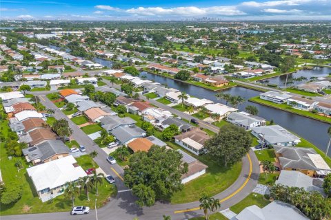 House in Tamarac, Florida 2 bedrooms, 146.69 sq.m. № 1355176 - photo 4