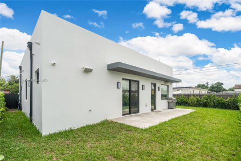 Casa en venta en Hialeah, Florida, 4 dormitorios, 148.64 m2 № 1386202 - foto 25