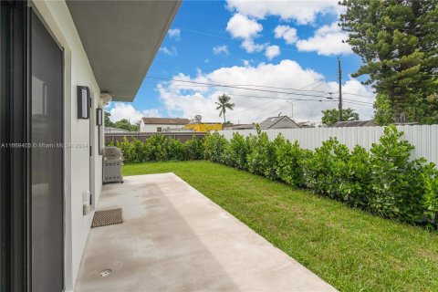 House in Hialeah, Florida 4 bedrooms, 148.64 sq.m. № 1386202 - photo 26