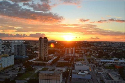 Condo in Miami, Florida, 2 bedrooms  № 1386203 - photo 2