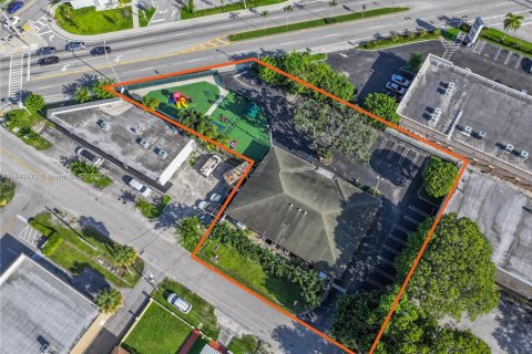 Propiedad comercial en venta en Miami, Florida № 686182 - foto 1