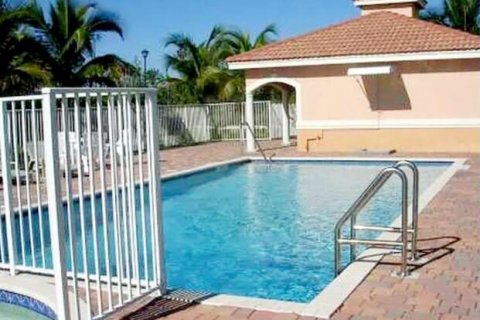 Townhouse in Lake Worth, Florida 3 bedrooms, 185.8 sq.m. № 1118245 - photo 5