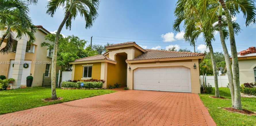 House in Miramar, Florida 3 bedrooms, 163.51 sq.m. № 1289040