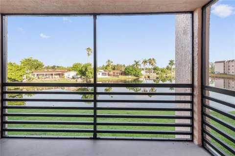 Condo in Sunrise, Florida, 2 bedrooms  № 1104371 - photo 16