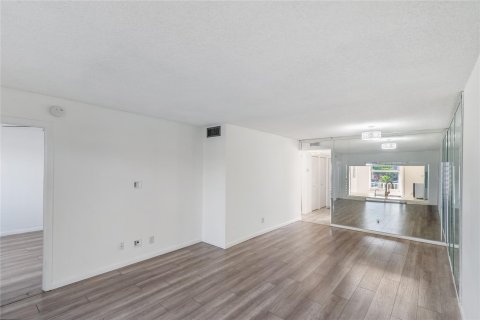 Condo in Sunrise, Florida, 2 bedrooms  № 1104371 - photo 4