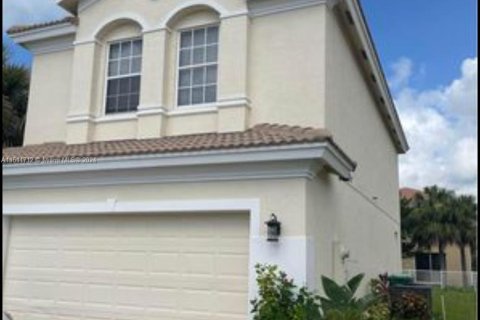 House in Port St. Lucie, Florida 4 bedrooms, 183.3 sq.m. № 1236580 - photo 3