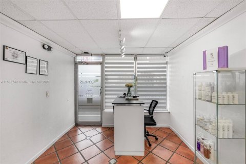 Commercial property in Miami, Florida № 1228198 - photo 1