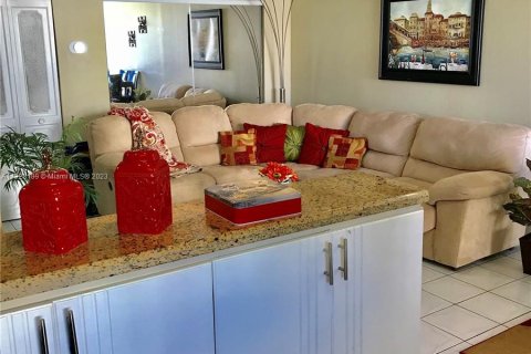 Copropriété à vendre à Sunny Isles Beach, Floride: 2 chambres, 83.05 m2 № 270927 - photo 4