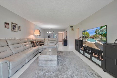 Condo in Lauderhill, Florida, 2 bedrooms  № 1170862 - photo 17