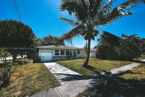 Villa ou maison à vendre à Hollywood, Floride: 2 chambres, 104.98 m2 № 912955 - photo 27