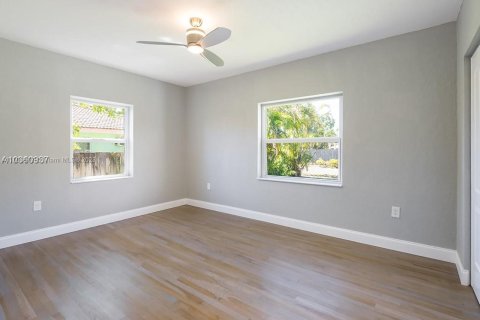 House in Hollywood, Florida 2 bedrooms, 104.98 sq.m. № 912955 - photo 16