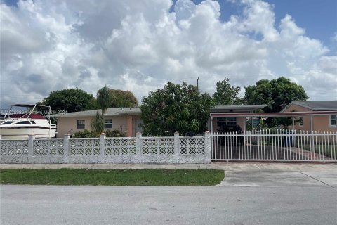 Villa ou maison à vendre à Miami Gardens, Floride: 3 chambres, 151.06 m2 № 1282930 - photo 1