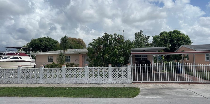 House in Miami Gardens, Florida 3 bedrooms, 151.06 sq.m. № 1282930