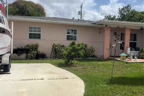 House in Miami Gardens, Florida 3 bedrooms, 151.06 sq.m. № 1282930 - photo 4