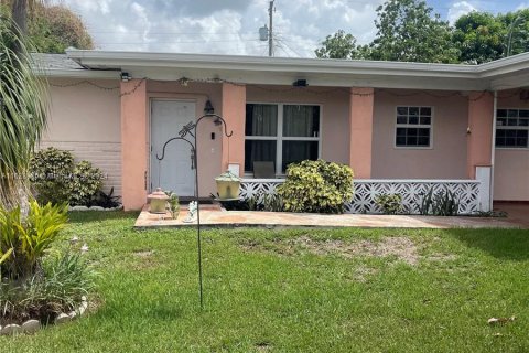 House in Miami Gardens, Florida 3 bedrooms, 151.06 sq.m. № 1282930 - photo 2