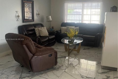 Casa en venta en Miami Gardens, Florida, 3 dormitorios, 151.06 m2 № 1282930 - foto 17