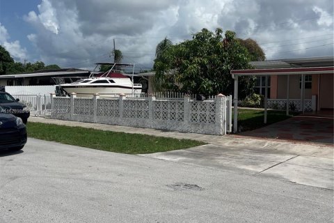 House in Miami Gardens, Florida 3 bedrooms, 151.06 sq.m. № 1282930 - photo 11