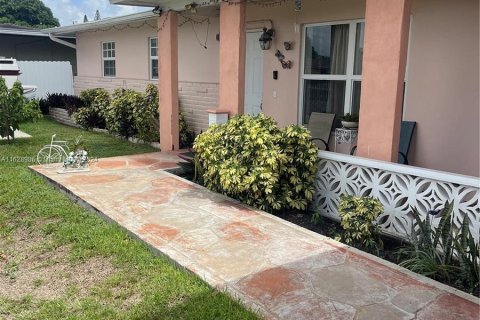 House in Miami Gardens, Florida 3 bedrooms, 151.06 sq.m. № 1282930 - photo 7