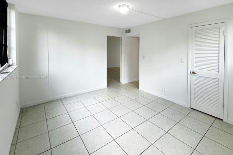 Condo in Pembroke Pines, Florida, 2 bedrooms  № 1142050 - photo 17