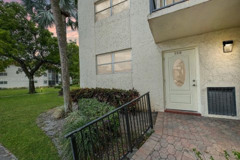 Copropriété à vendre à Pembroke Pines, Floride: 2 chambres, 108.7 m2 № 1142050 - photo 1