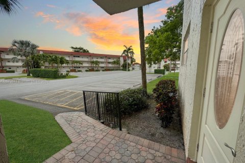 Condo in Pembroke Pines, Florida, 2 bedrooms  № 1142050 - photo 22