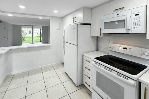 Condo in Pembroke Pines, Florida, 2 bedrooms  № 1142050 - photo 7