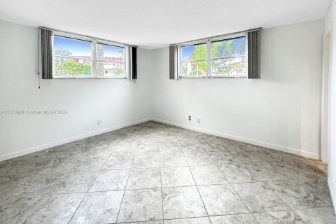 Copropriété à vendre à Pembroke Pines, Floride: 2 chambres, 108.7 m2 № 1142050 - photo 10