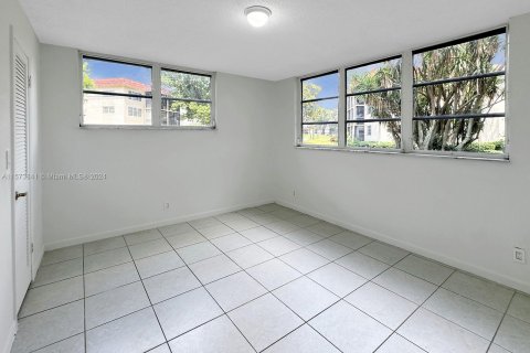 Copropriété à vendre à Pembroke Pines, Floride: 2 chambres, 108.7 m2 № 1142050 - photo 15