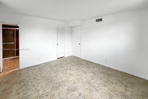 Condo in Pembroke Pines, Florida, 2 bedrooms  № 1142050 - photo 12