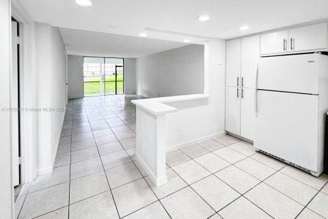 Copropriété à vendre à Pembroke Pines, Floride: 2 chambres, 108.7 m2 № 1142050 - photo 2