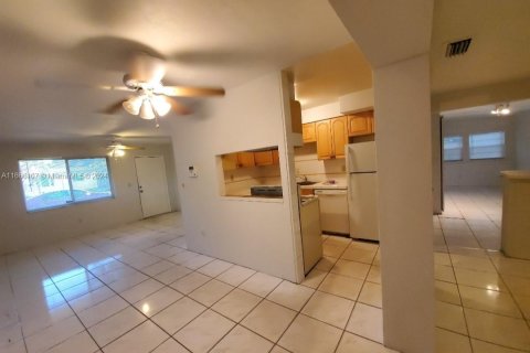 House in Hollywood, Florida 3 bedrooms, 127.28 sq.m. № 1383043 - photo 4