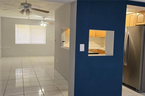 House in Hollywood, Florida 3 bedrooms, 127.28 sq.m. № 1383043 - photo 5