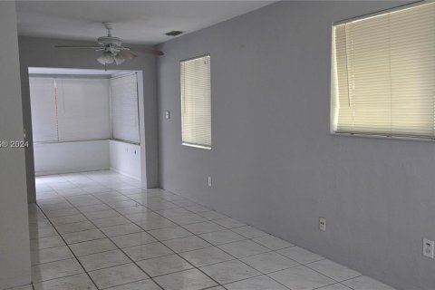 House in Hollywood, Florida 3 bedrooms, 127.28 sq.m. № 1383043 - photo 2