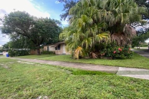 House in Hollywood, Florida 3 bedrooms, 127.28 sq.m. № 1383043 - photo 1