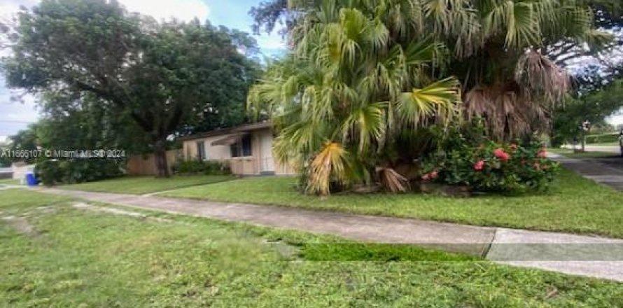 House in Hollywood, Florida 3 bedrooms, 127.28 sq.m. № 1383043