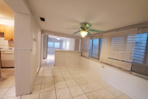 House in Hollywood, Florida 3 bedrooms, 127.28 sq.m. № 1383043 - photo 8