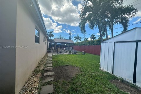 House in Miami, Florida 3 bedrooms, 141.86 sq.m. № 1383042 - photo 20