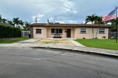 Casa en venta en Miami, Florida, 3 dormitorios, 141.86 m2 № 1383042 - foto 1