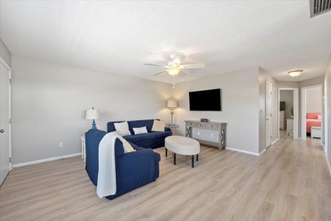 Condo in Stuart, Florida, 2 bedrooms  № 1224585 - photo 1