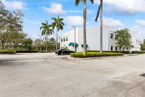 Commercial property in Weston, Florida № 528918 - photo 27