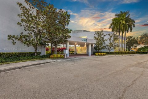 Commercial property in Weston, Florida № 528918 - photo 1