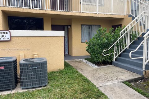 Condominio en venta en Miami Gardens, Florida, 2 dormitorios, 104.24 m2 № 947563 - foto 1
