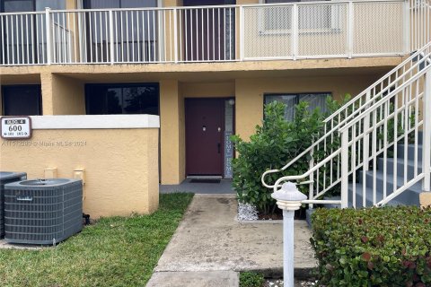 Condominio en venta en Miami Gardens, Florida, 2 dormitorios, 104.24 m2 № 947563 - foto 2