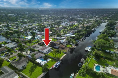 Casa en venta en Dania Beach, Florida, 4 dormitorios № 927057 - foto 1