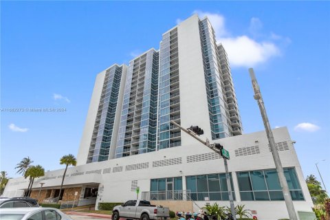 Condo in Miami Beach, Florida, 1 bedroom  № 1414007 - photo 1