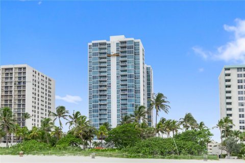 Condo in Miami Beach, Florida, 1 bedroom  № 1414007 - photo 3