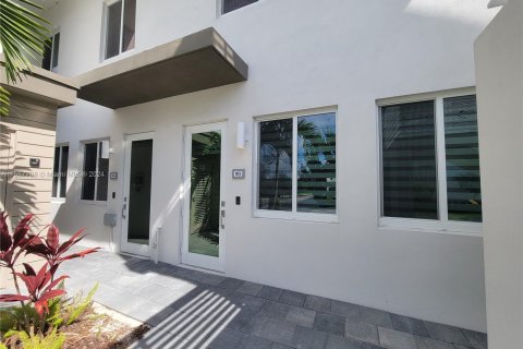 Condominio en venta en Doral, Florida, 3 dormitorios, 122.82 m2 № 1080126 - foto 1