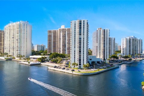 Condo in Aventura, Florida, 2 bedrooms  № 1427340 - photo 17