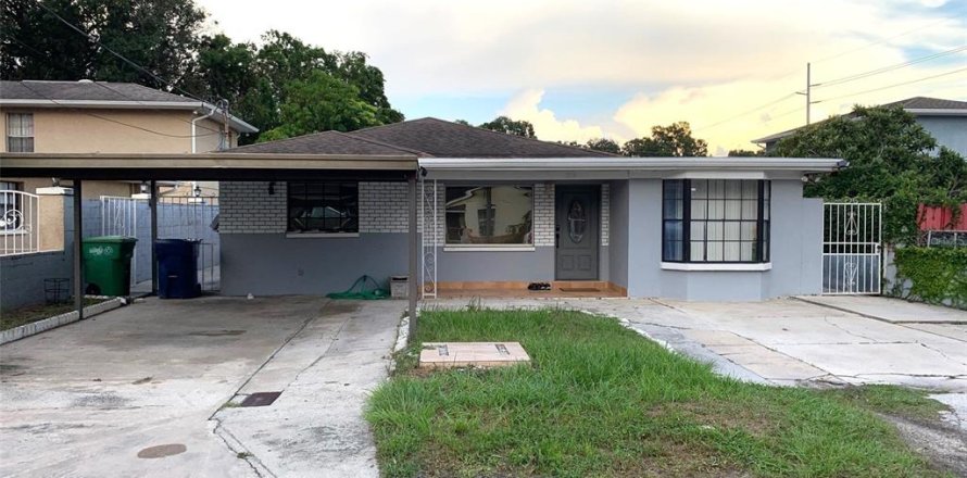 House in Tampa, Florida 3 bedrooms, 127.46 sq.m. № 1354233