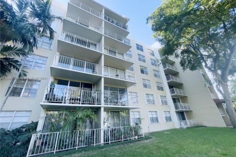 Condo in Miami, Florida, 1 bedroom  № 1179043 - photo 1